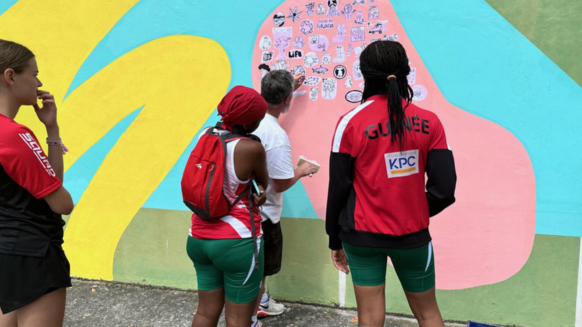 Lors des Jeux internationaux de la jeunesse 2023, un collectif d’artistes de street art a mis les élèves à contribution pour réaliser une fresque sur le thème du développement durable. Les élèves ont ainsi réfléchi au message percutant qu’ils souhaitaient mettre en lumière sous la forme de dessins ou de textes.